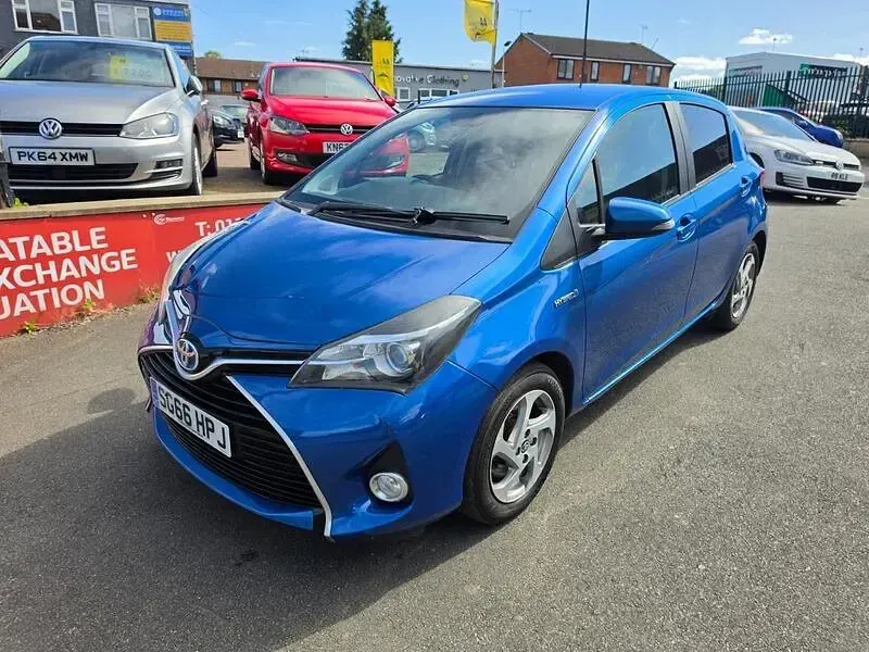 Used Toyota Yaris 101 HP (74 kW) 2016 Blue Hatchback