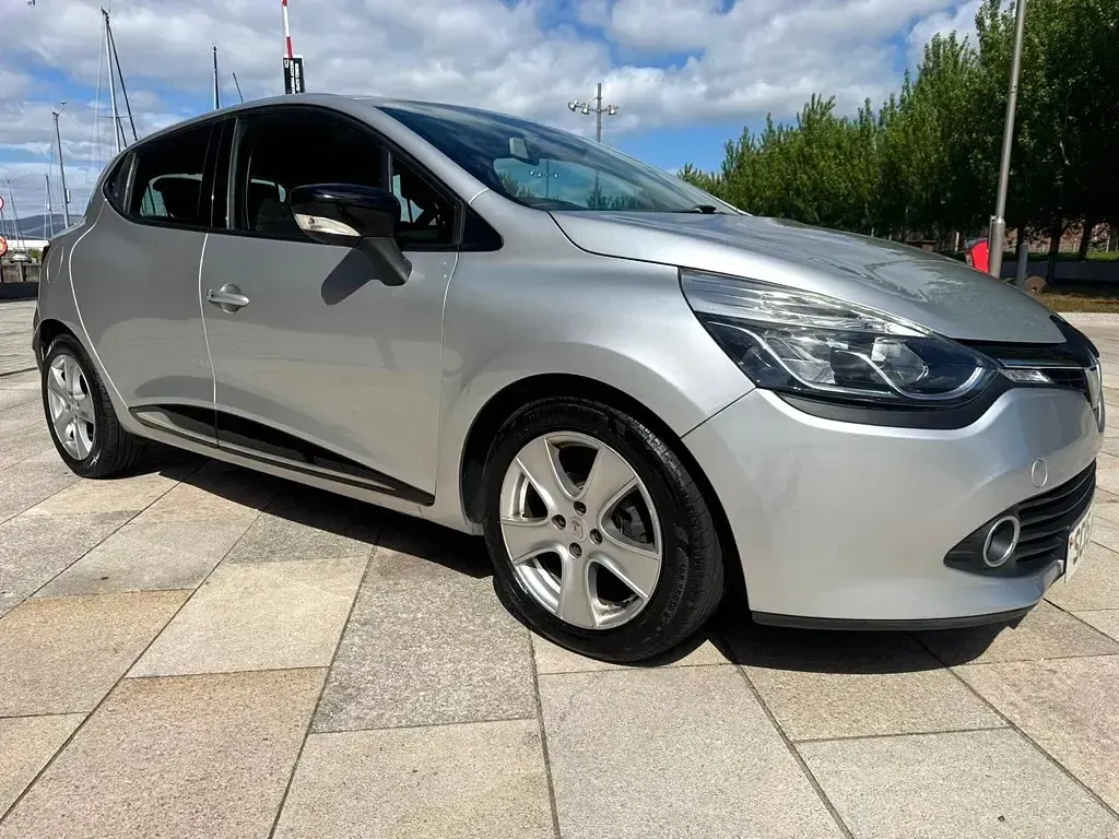 Begagnad Renault Clio IV Dynamique 90 HK (66 kW) 2015 Silver Halvkombi