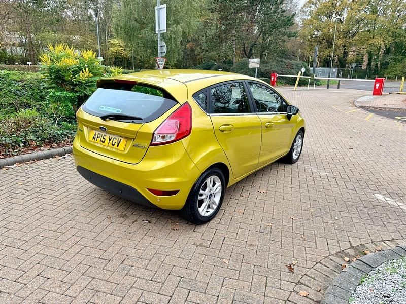 Usado Ford Fiesta Zetec 100 HP (73 kW) 2015 Amarelo Citadino
