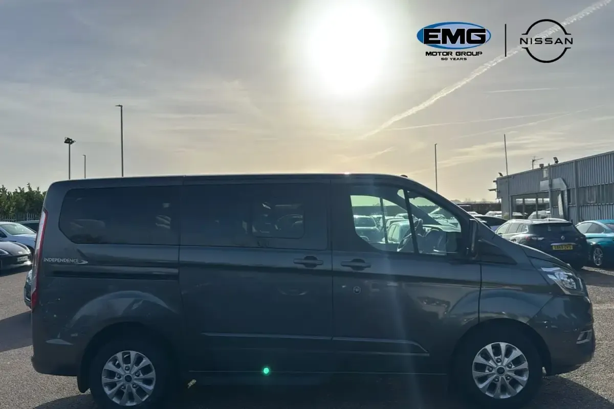 Usado Ford Tourneo Titanium 130 HP (95 kW) 2018 Cinzento Monovolume