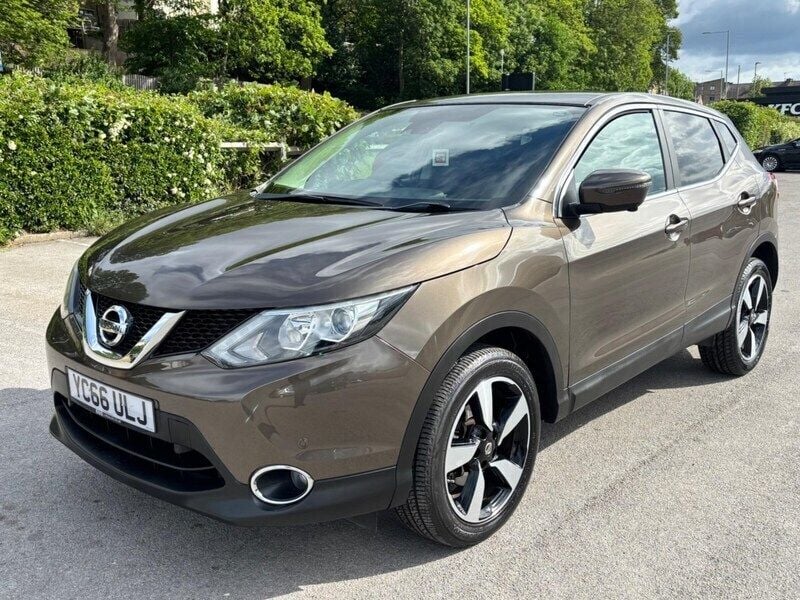 Bronze Used 2016 Nissan Qashqai N-Connecta SUV | £9,995 (Fair price) - Image 1/4