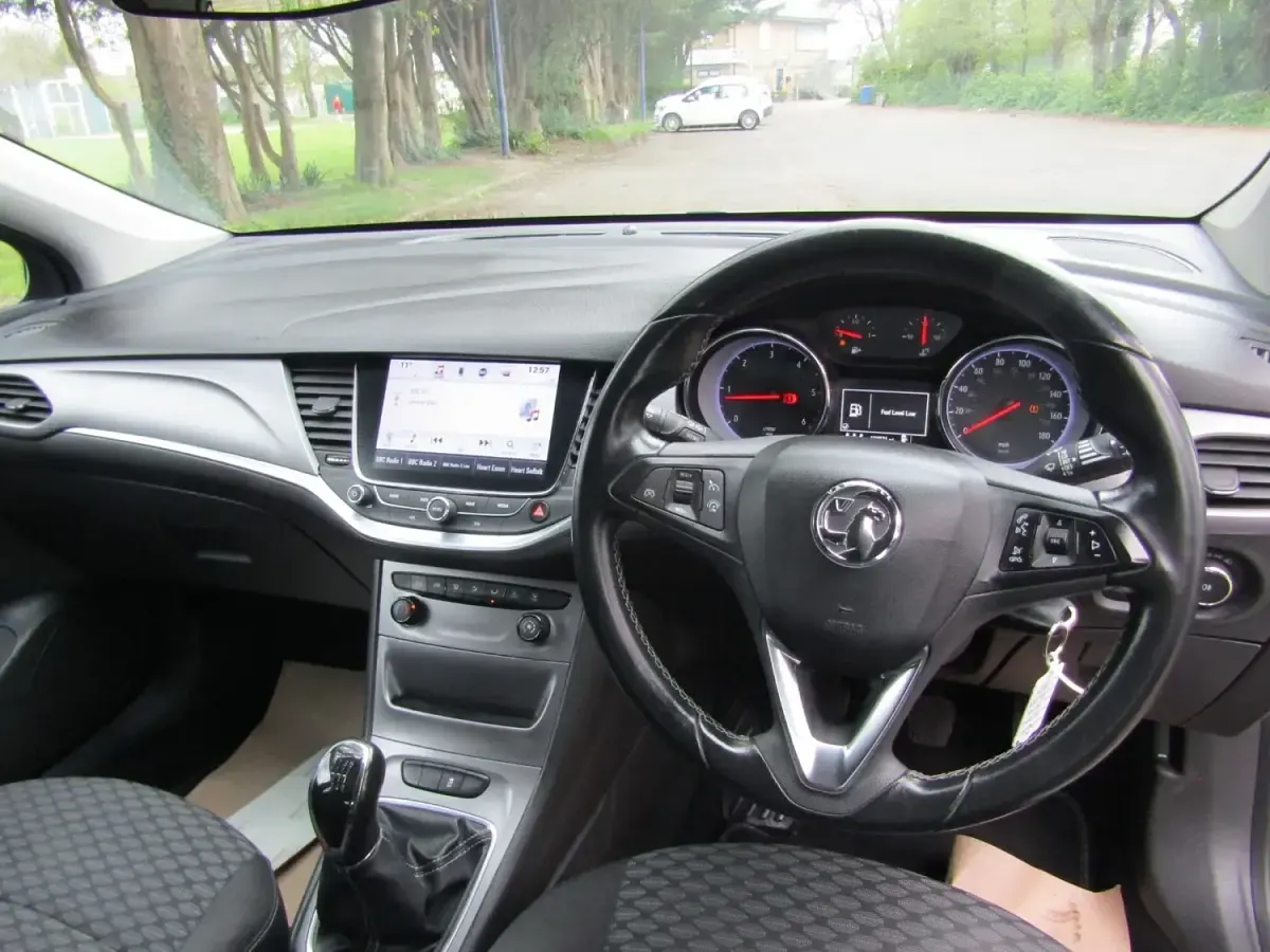 Begagnad Vauxhall Astra 110 HK (80 kW) 2016 Silver Halvkombi