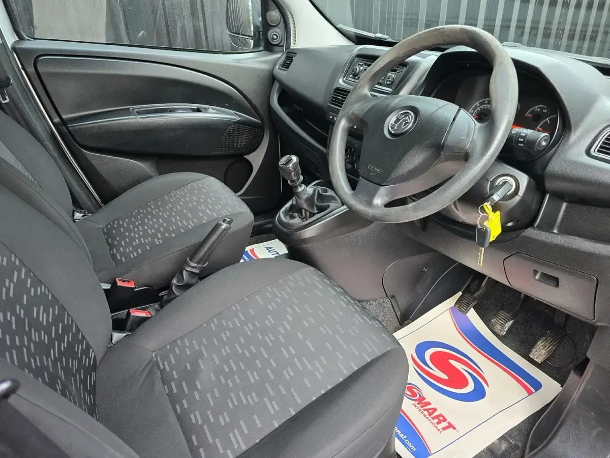 Second-hand Vauxhall Combo 105 CP (77 kW) 2016 Argintiu Van