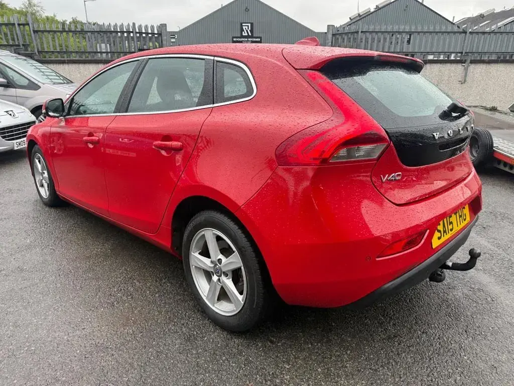 Used Volvo V40 SE 115 HP (84 kW) 2015 Red Hatchback