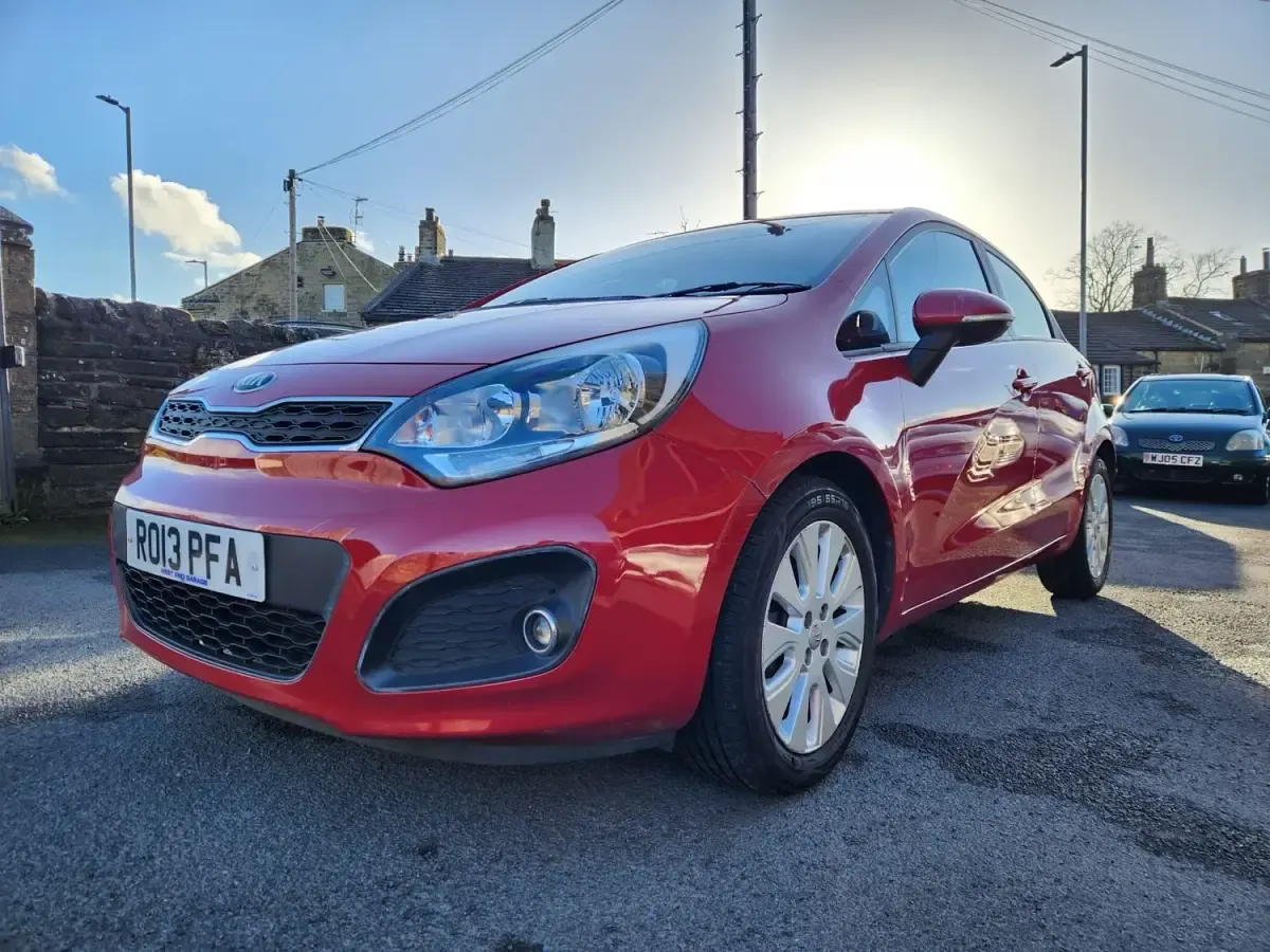 Begagnad Kia Rio 85 HK (62 kW) 2013 Röd Halvkombi