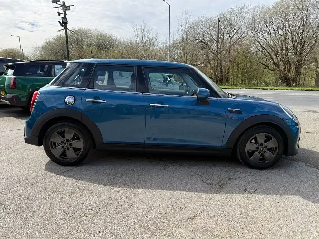 Begagnad Mini Cooper S Classic 178 HK (130 kW) 2022 Blå Halvkombi