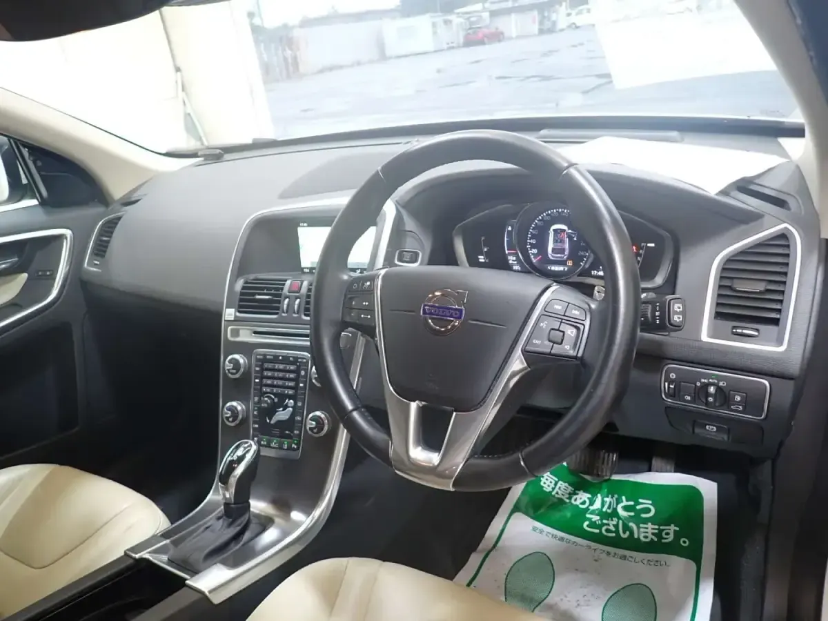 Used Volvo XC60 SE 2016 White SUV