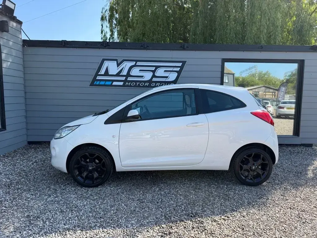 Used Ford Ka Zetec 69 HP (50 kW) 2016 White Hatchback