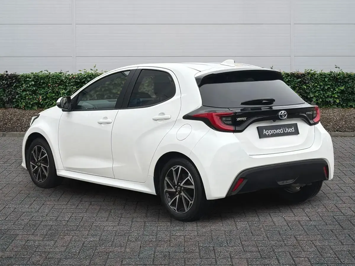 Used Toyota Yaris Design 116 HP (85 kW) 2023 White Hatchback