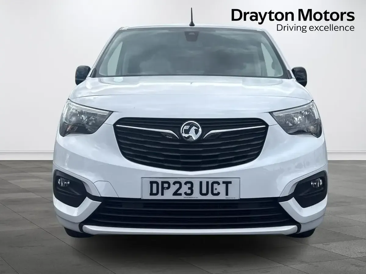 Second-hand Vauxhall Combo S 100 CP (73 kW) 2023 Alb Monovolum