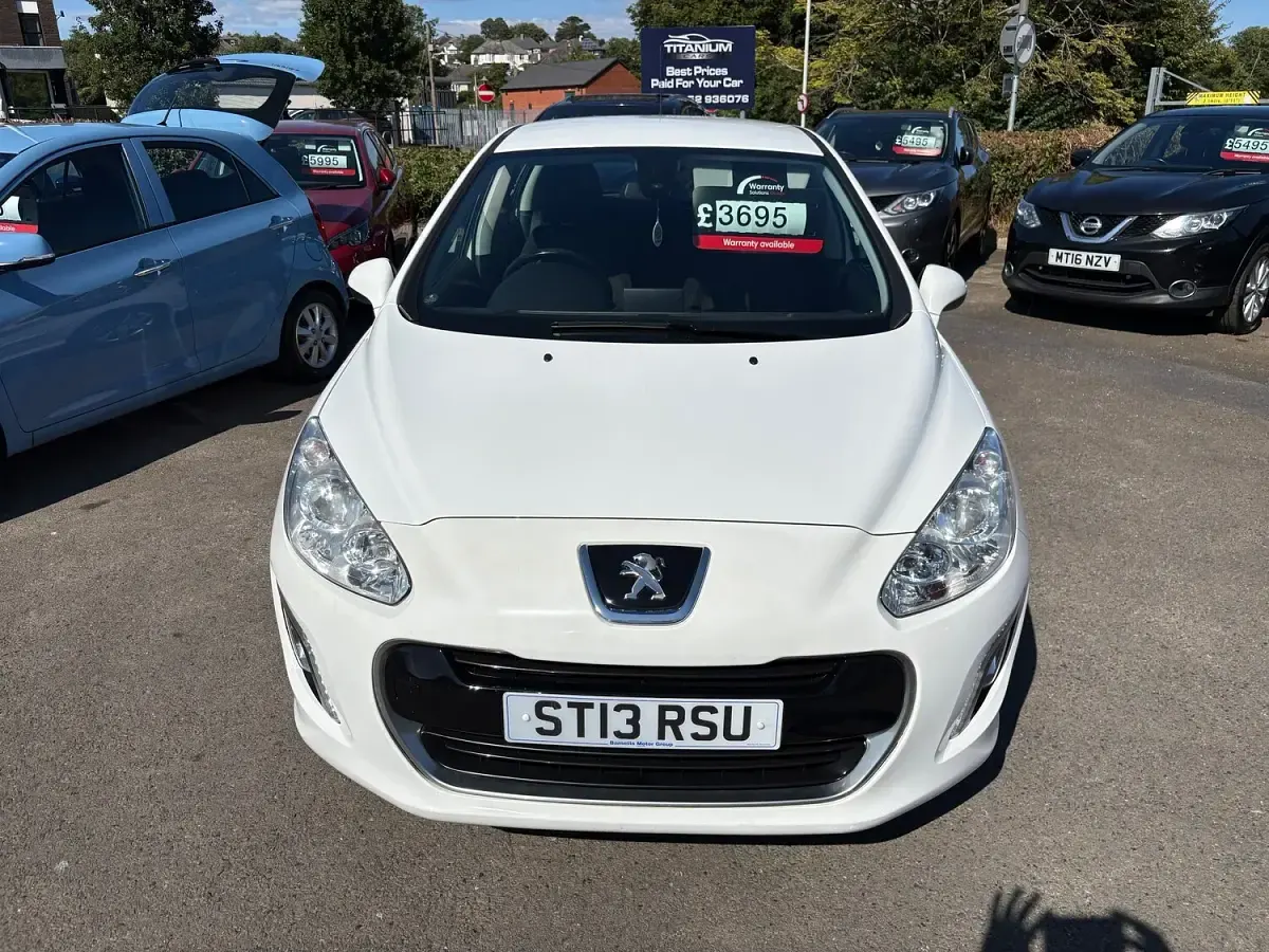 Used Peugeot 308 Active 92 HP (67 kW) 2013 White Hatchback