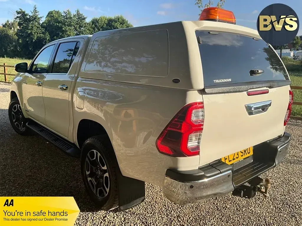 Used Toyota HiLux 150 HP (110 kW) 2023 White Pickup