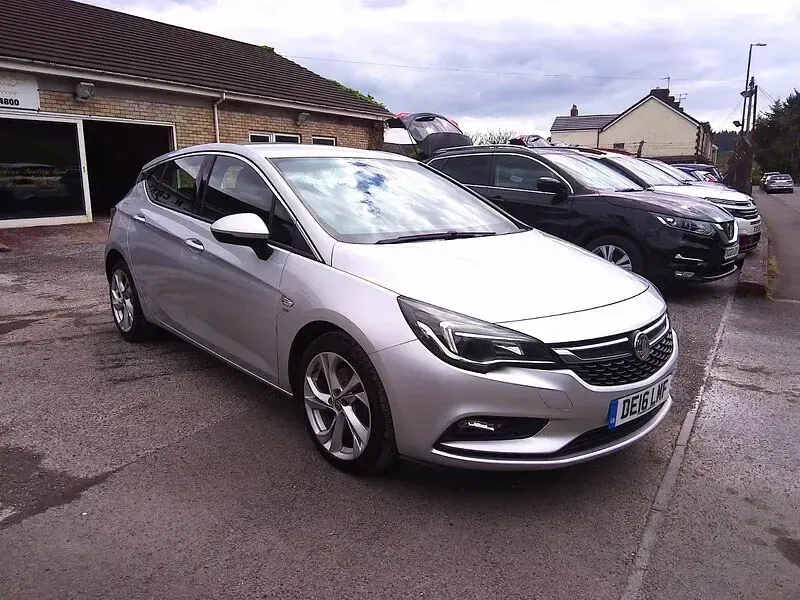Used Vauxhall Astra SRi 136 HP (100 kW) 2016 Silver Hatchback
