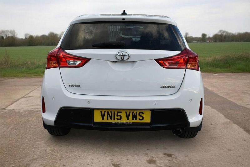 Usado Toyota Auris 132 HP (97 kW) 2015 Branco Citadino