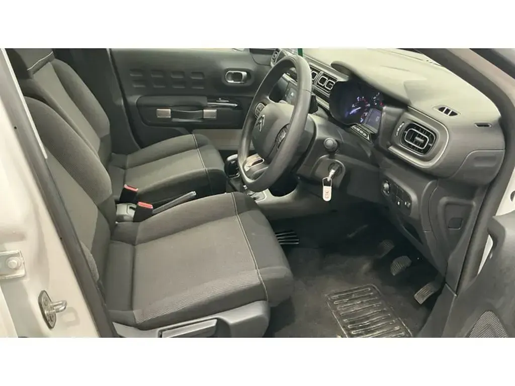 Used Citroën C3 PureTech 108 HP (79 kW) 2024 Polar white Hatchback