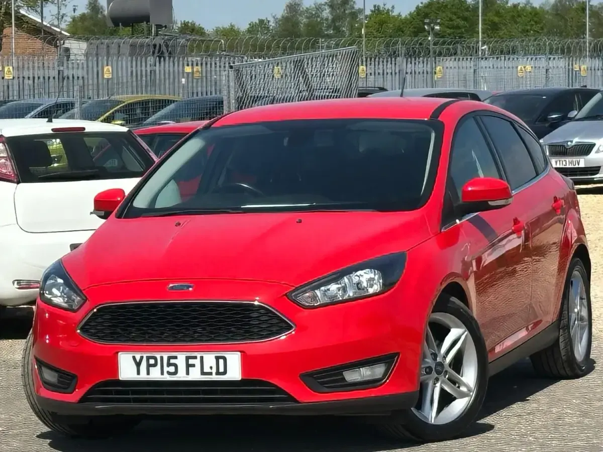 Begagnad Ford Focus Zetec 120 HK (88 kW) 2015 Röd Halvkombi