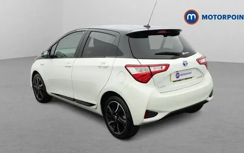 Used Toyota Yaris 111 HP (81 kW) 2018 White Hatchback