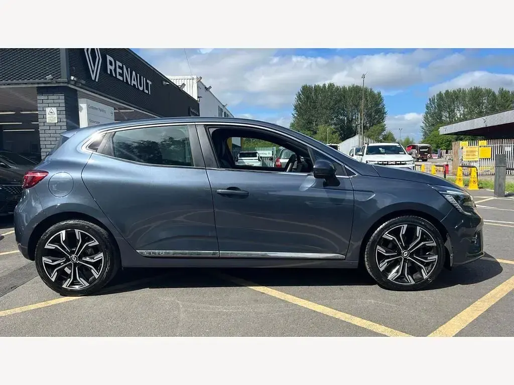Used Renault Clio SE 90 HP (66 kW) 2022 Metallic  titanium grey  Hatchback