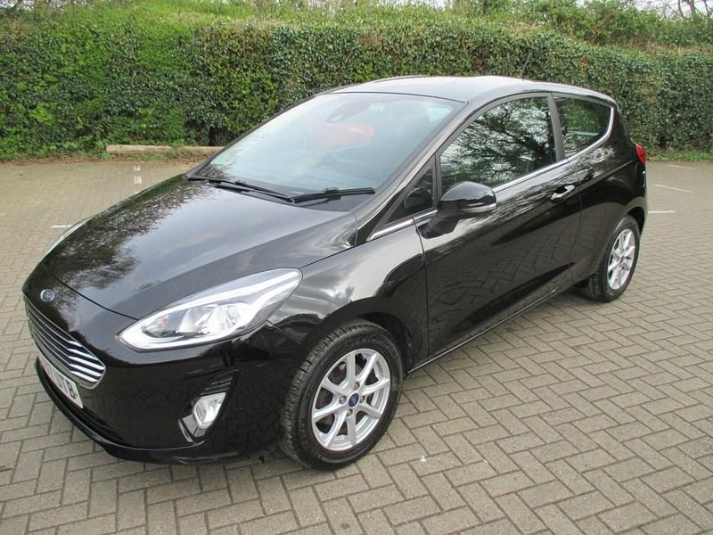Used Ford Fiesta Zetec 70 HP (51 kW) 2018 Black Hatchback