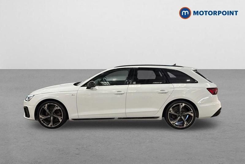 Begagnad Audi A4 Black Edition 2023 Vit Kombi