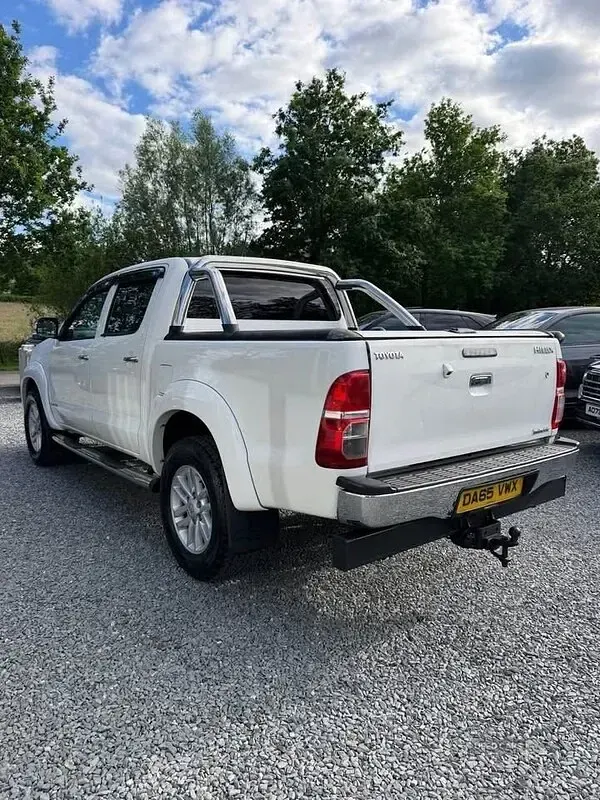 Used Toyota HiLux 171 HP (125 kW) 2015 White Pickup