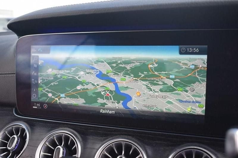 Begagnad Mercedes E220 AMG line 2021 Svart Cab