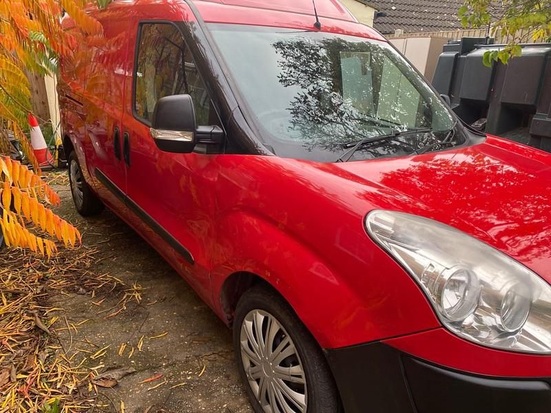 Używany Fiat Doblò 105 KM (77 kW) 2013 Czerwony Minivan