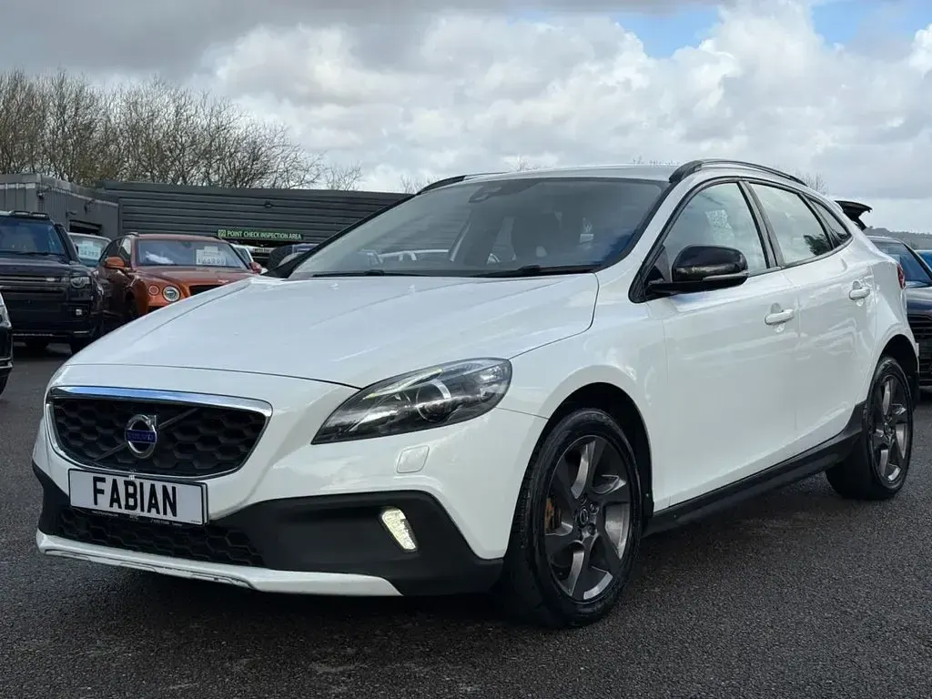 Used Volvo V40 115 HP (84 kW) 2014 White Hatchback