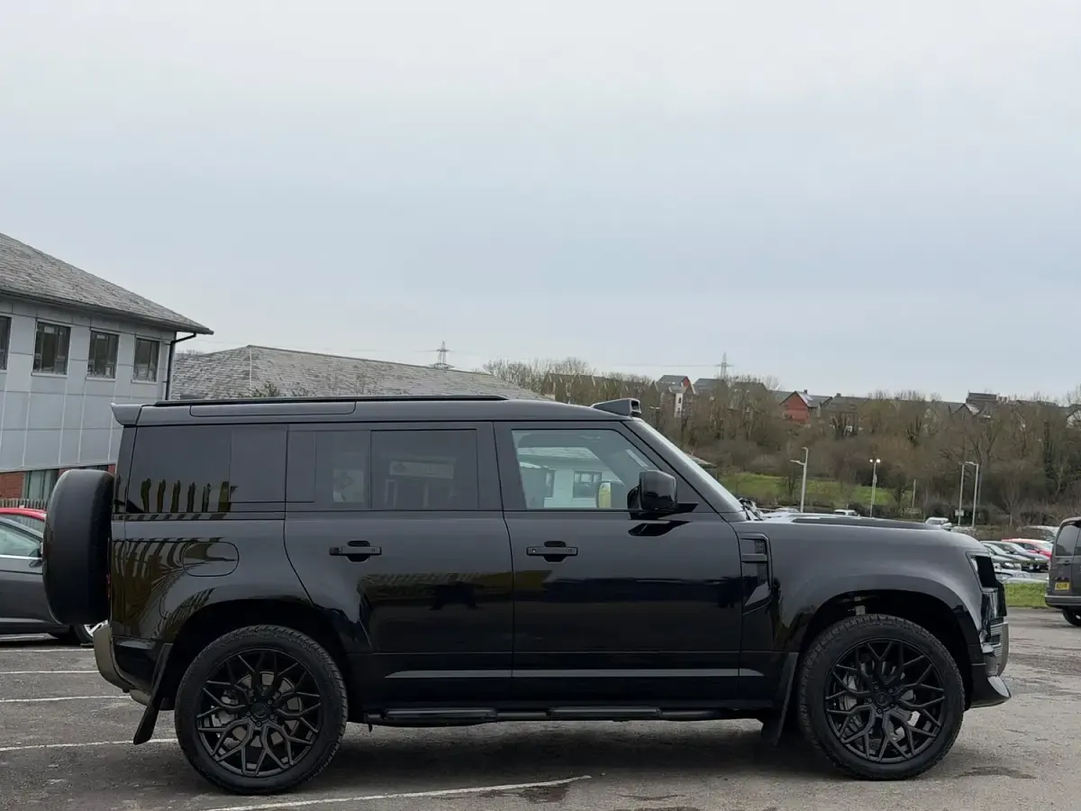 Used Land Rover Defender SE Dynamic 2025 Black SUV