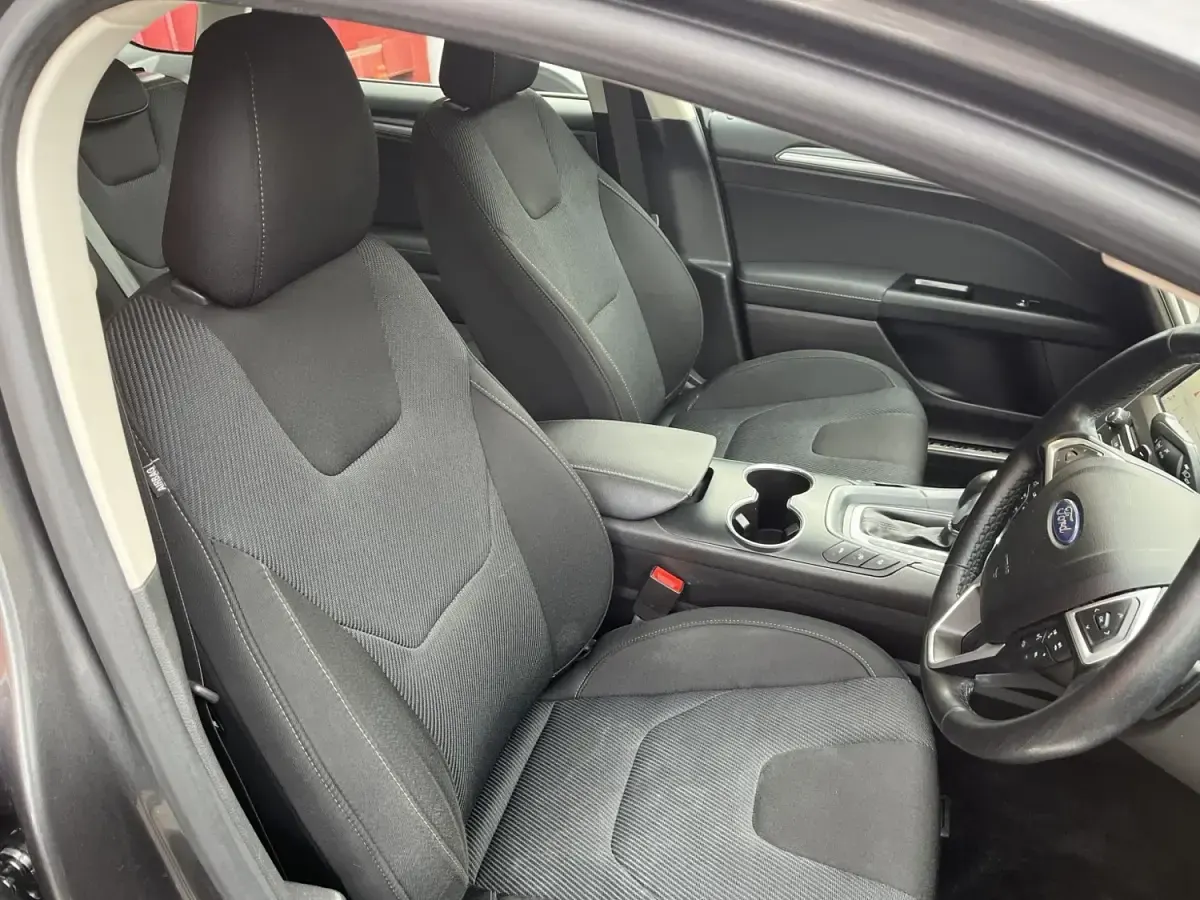 Usado Ford Mondeo Titanium 180 HP (132 kW) 2017 Cinzento Citadino