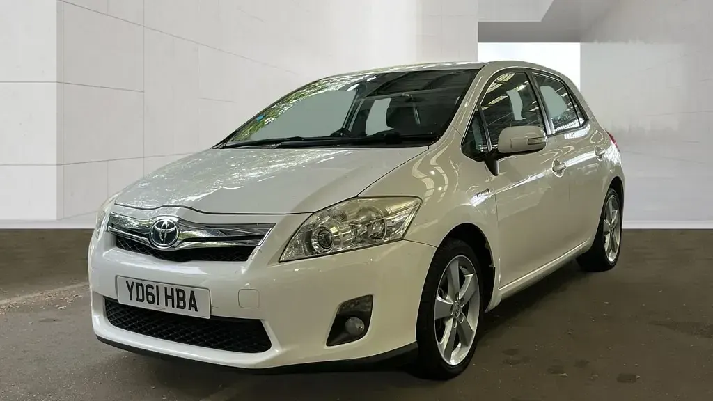 Used Toyota Auris Hybrid 2011 White Hatchback