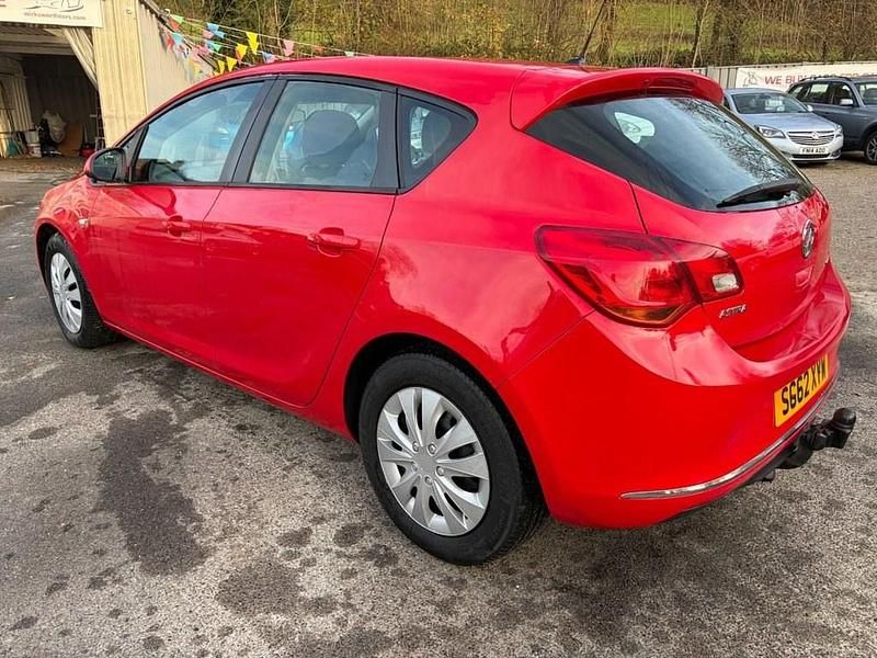 Second-hand Vauxhall Astra S 110 CP (80 kW) 2013 Roșu Hatchback