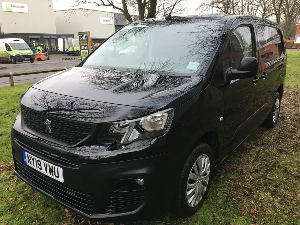 Used Peugeot Partner 131 HP (96 kW) 2019 Black MPV
