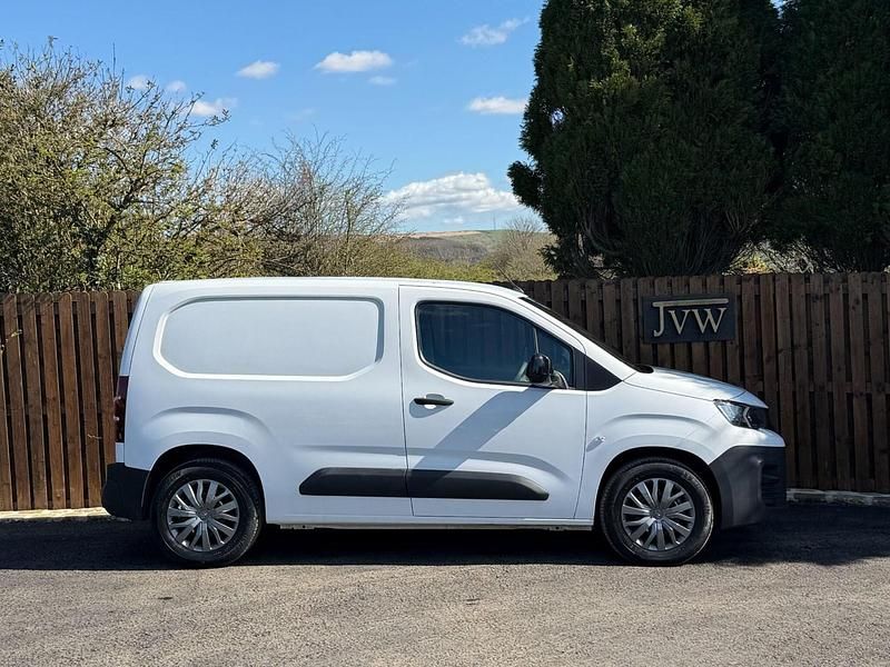 Second-hand Peugeot E-Partner Premium 49 kW (67 CP) 2022 Alb Monovolum