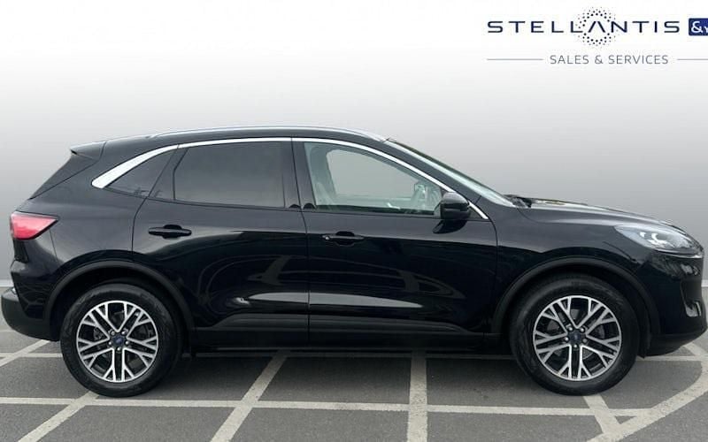 Käytetty Ford Kuga Titanium 150 HP (110 kW) 2023 Musta Katumaasturi