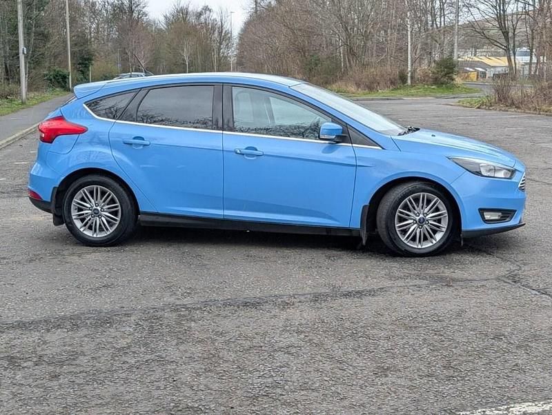 Used Ford Focus Zetec 100 HP (73 kW) 2017 Blue Hatchback
