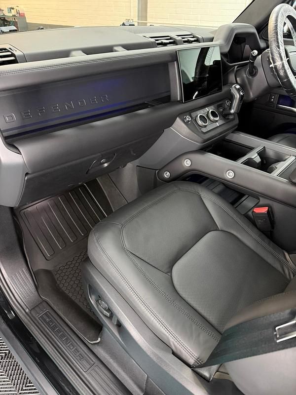 Used Land Rover Defender HSE Dynamic 350 HP (257 kW) 2025 Santorini black SUV