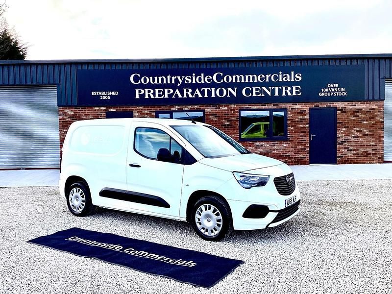 Second-hand Vauxhall Combo Sportive 100 CP (73 kW) 2019 Alb Monovolum