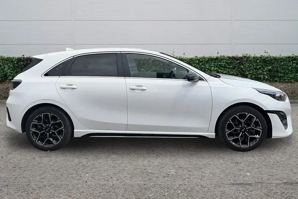 Used Kia Ceed GT-Line 138 HP (101 kW) 2025 White Hatchback