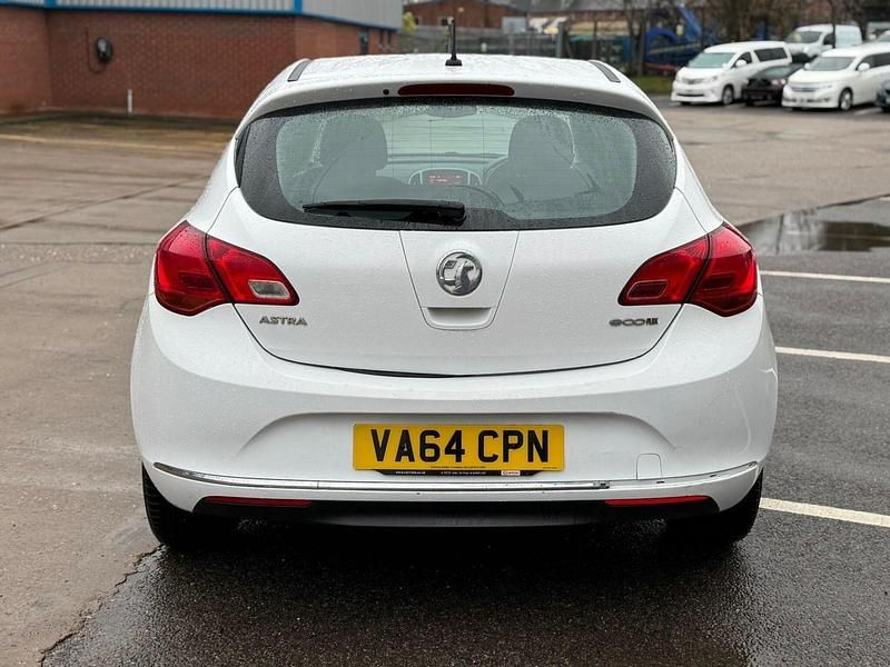 Used Vauxhall Astra Design Edition 2015 White Hatchback
