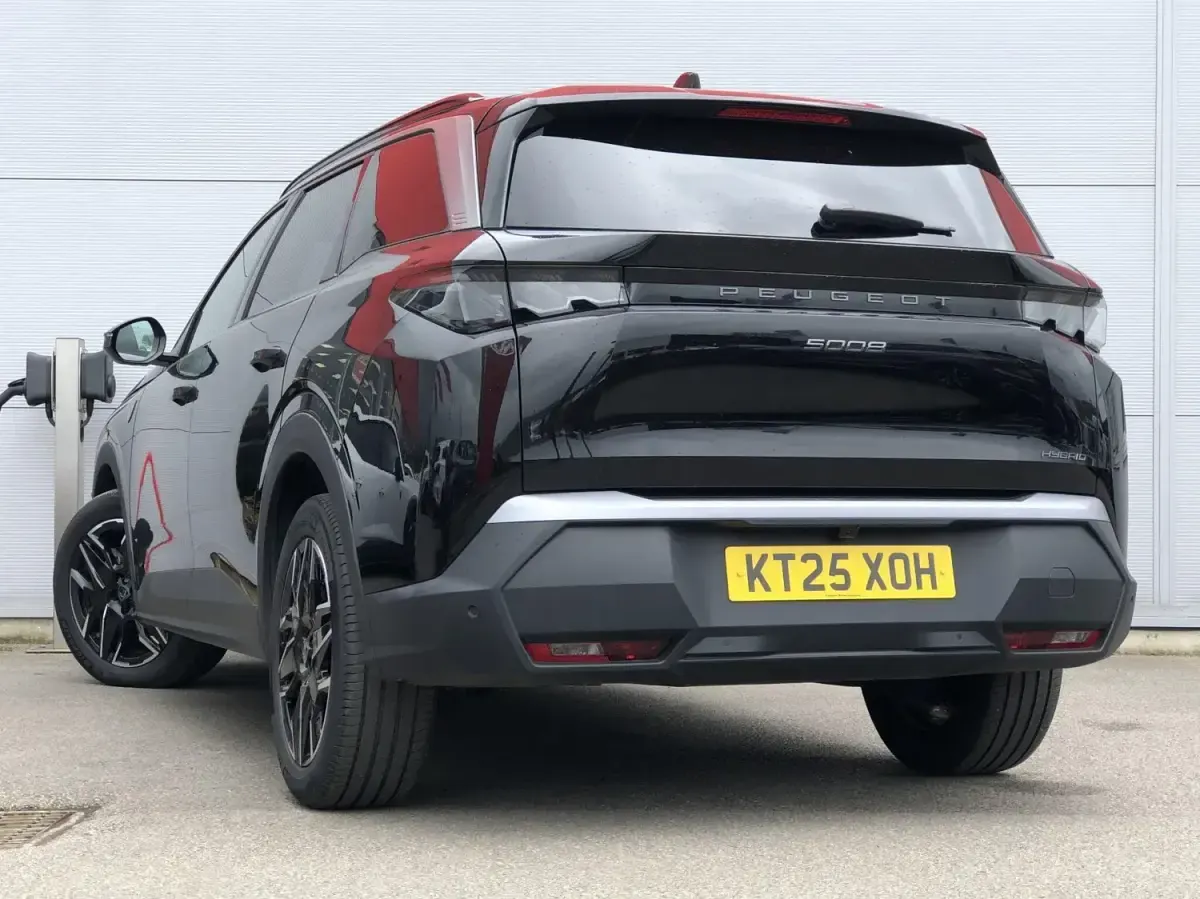Second-hand Peugeot 5008 GTi 134 CP (98 kW) 2025 Negru SUV