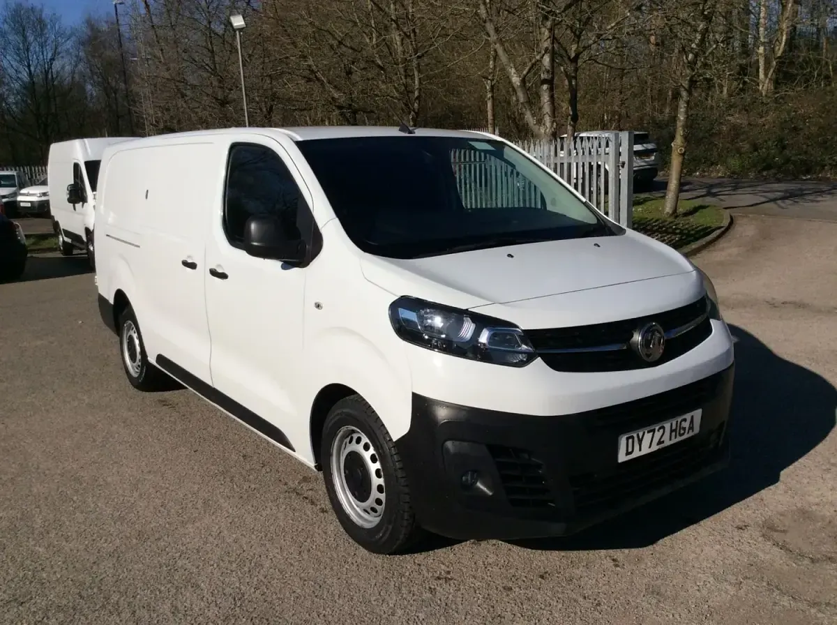 Second-hand Vauxhall Vivaro 100 CP (73 kW) 2022 Alb Monovolum