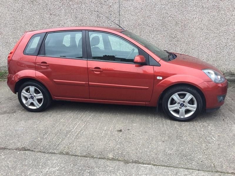Used Ford Fiesta Zetec 79 HP (58 kW) 2007 Red Hatchback
