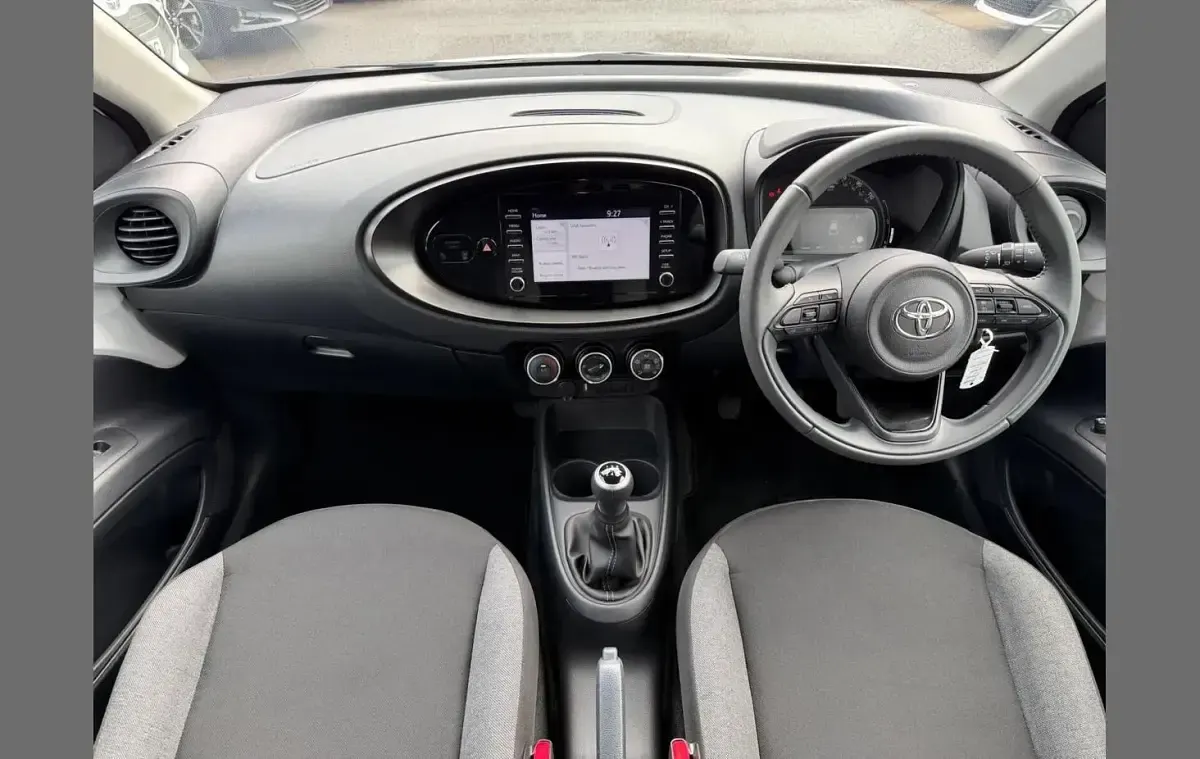 Used Toyota Aygo X PURE 72 HP (52 kW) 2023 White SUV