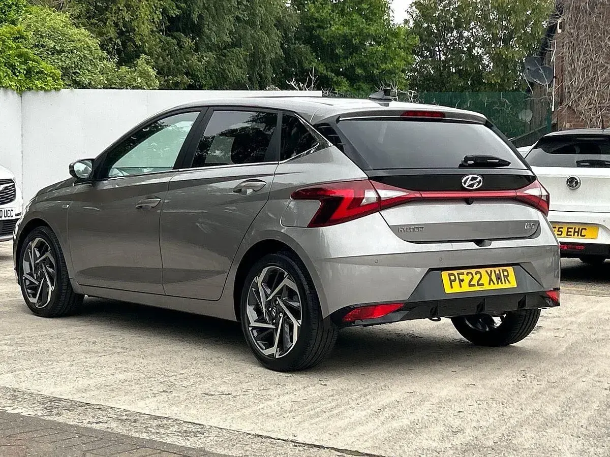 Used Hyundai i20 Premium 100 HP (73 kW) 2022 Bronze Hatchback