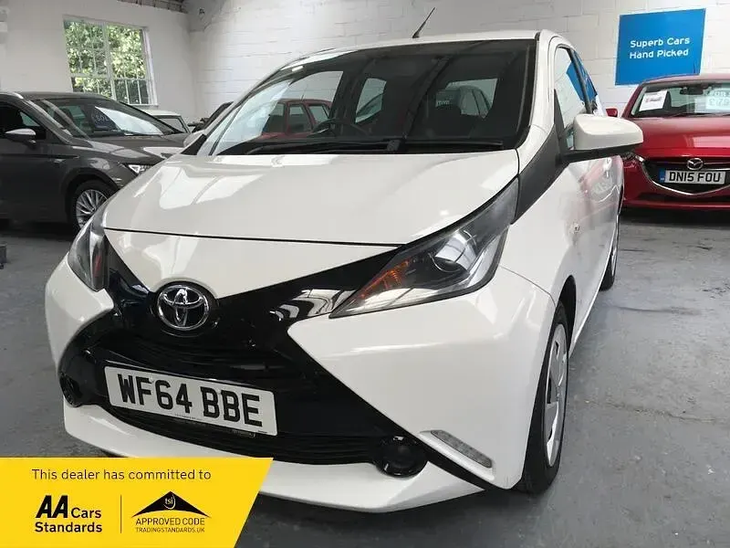 Used Toyota Aygo X-play 68 HP (50 kW) 2014 White Hatchback