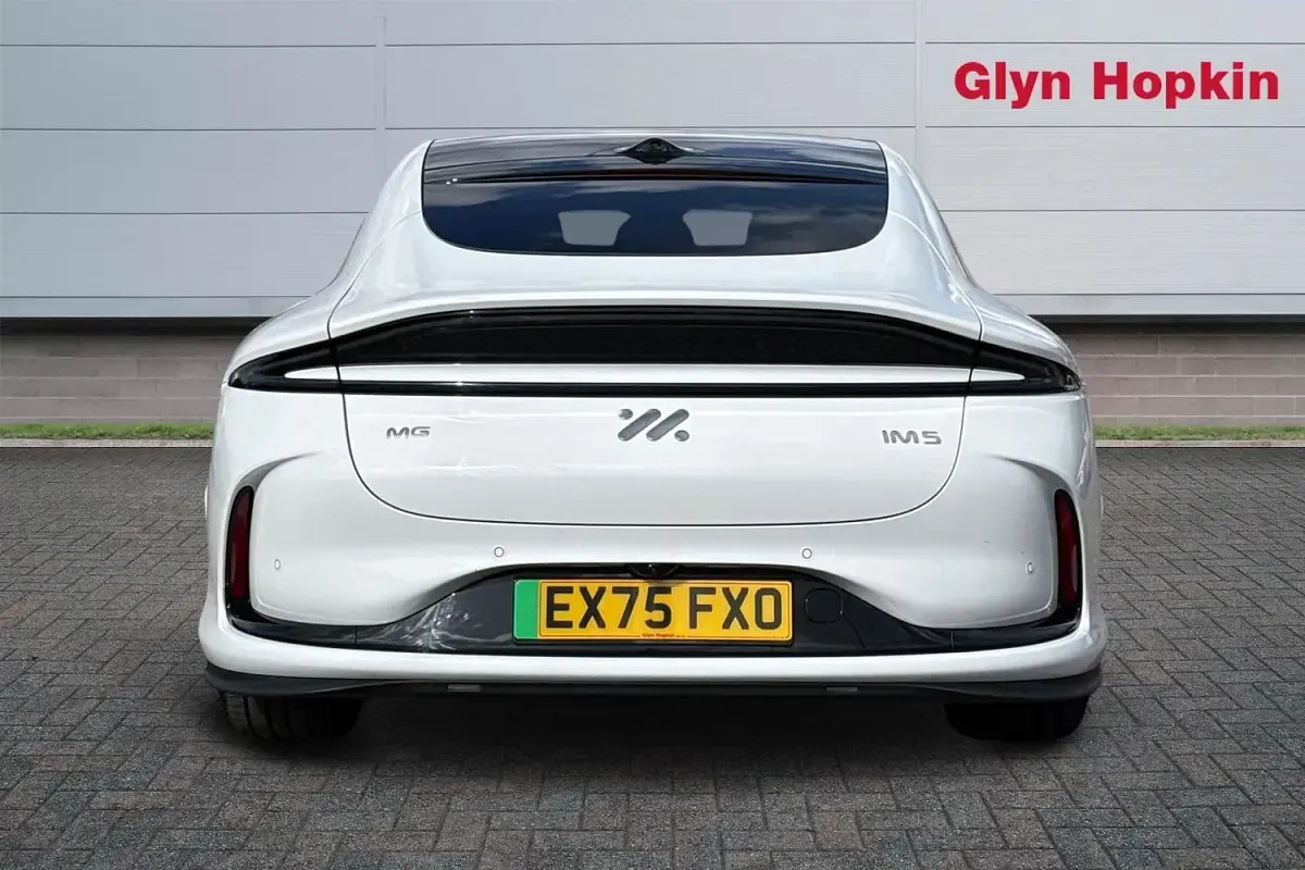 Begagnad MG IM5 300 kW (408 HK) 2025 Vit Halvkombi