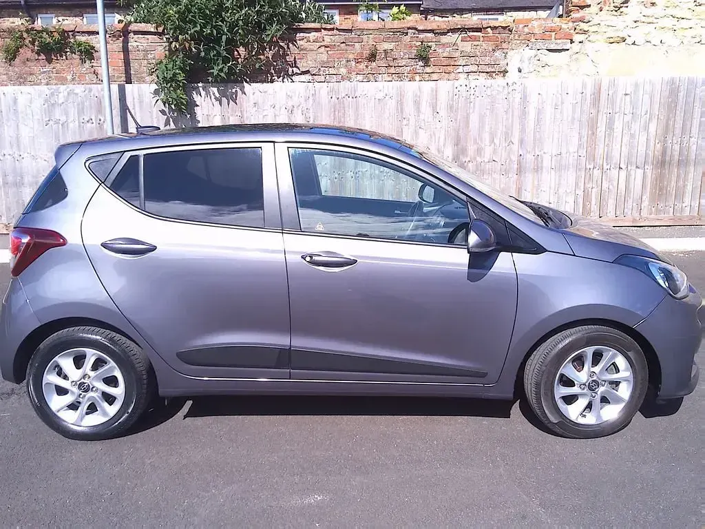 Usado Hyundai i10 Premium 87 HP (63 kW) 2017 Cinzento Citadino
