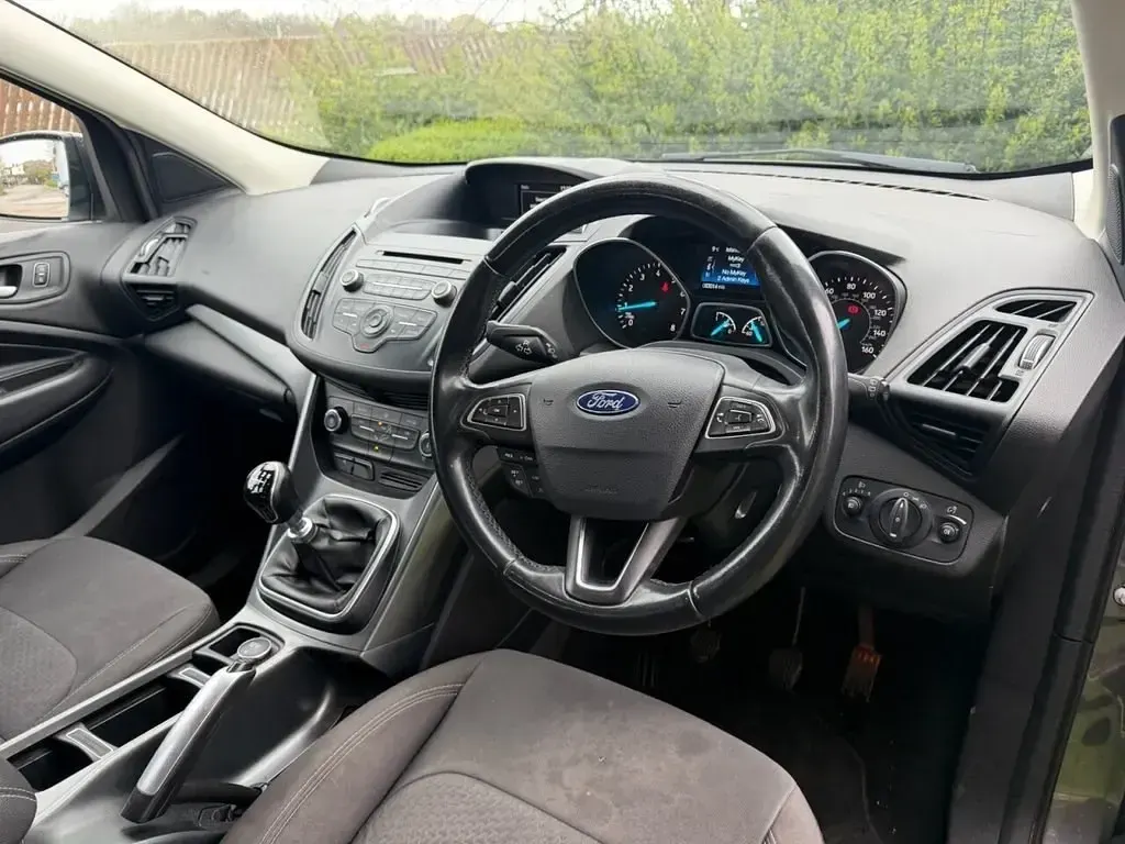 Begagnad Ford Kuga Zetec 150 HK (110 kW) 2018 Grå SUV