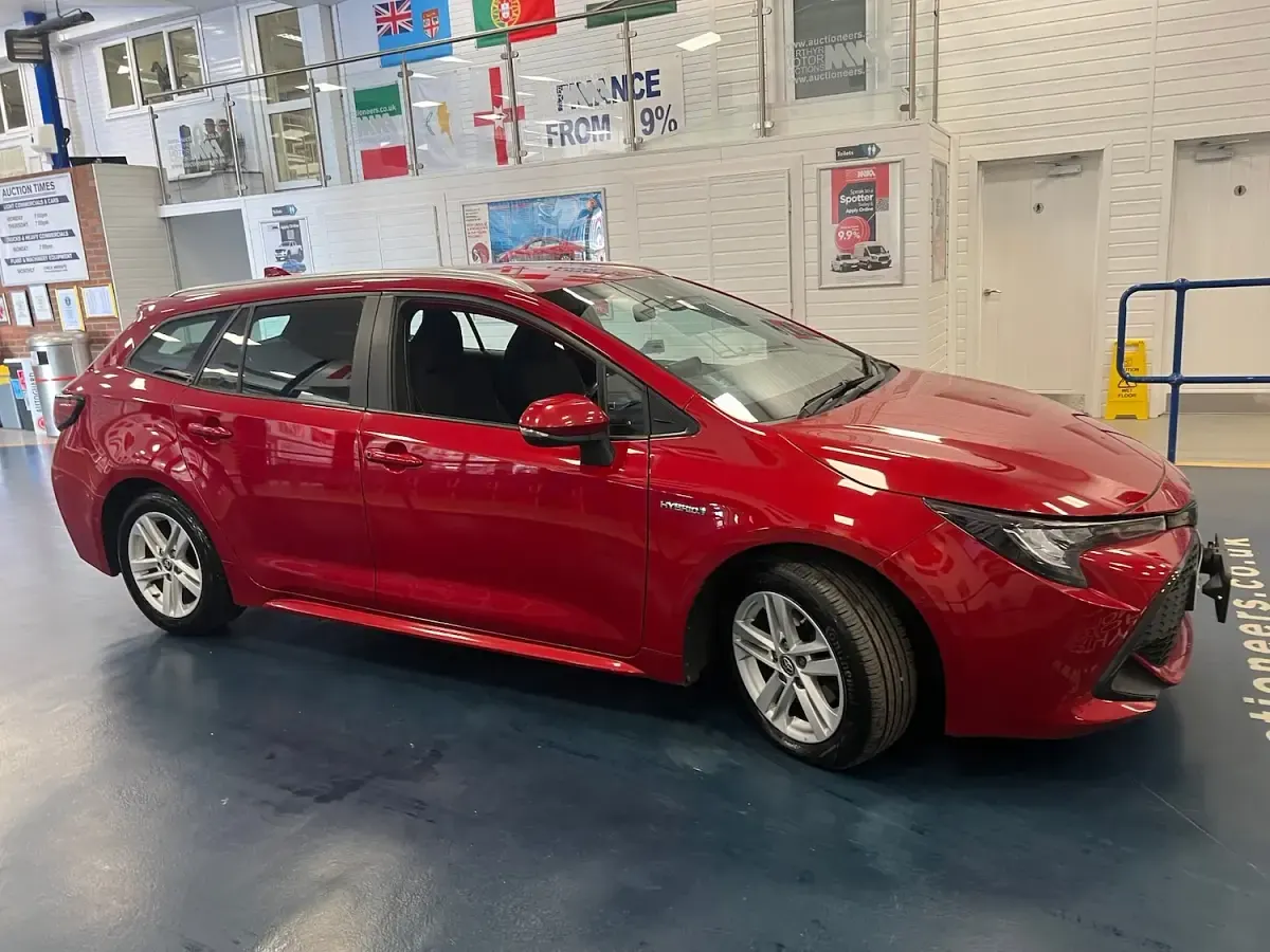 Used Toyota Corolla 122 HP (89 kW) 2021 Red Estate